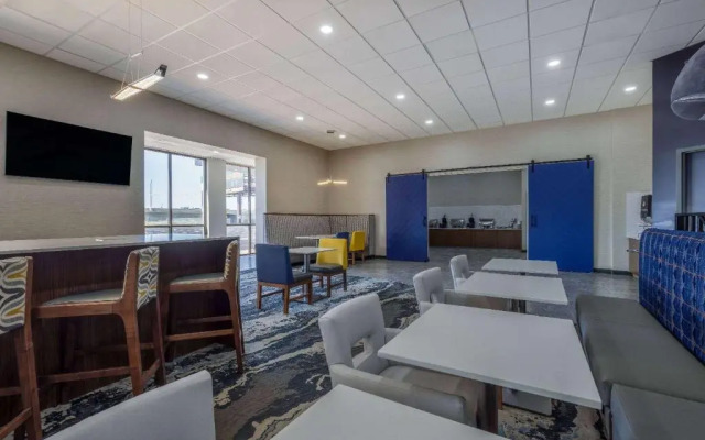 Clarion Hotel & Suites