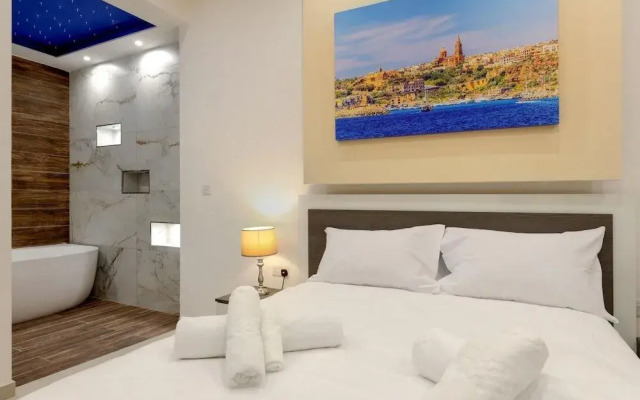 Gem Beachfront Apt With Amazing Bay and Sea Views