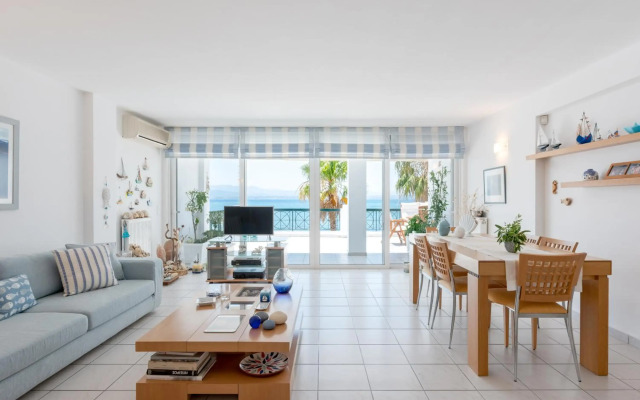 Beachfront Modern Apartment