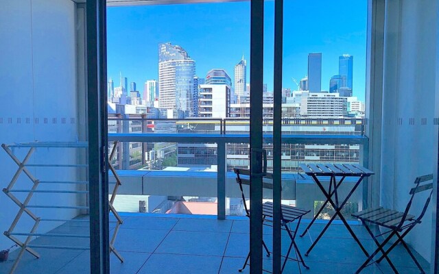 Modern Docklands Apartment in CBD