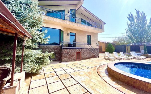 Stunning Villa Private Pool Near Yerevan Centre