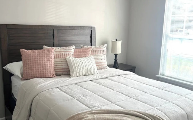 Fantastic Get Away Condo In Strongsville!