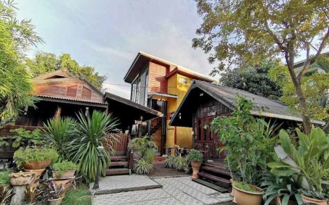 Gardenroom Home Stay And Cafe Suvarnabhumi