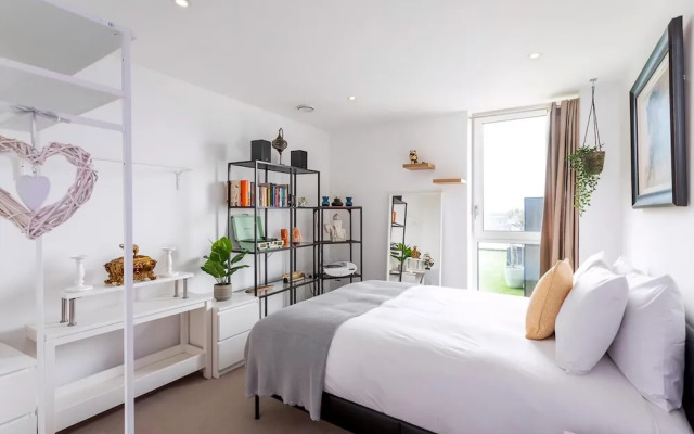 Stunning Brentford Penthouse