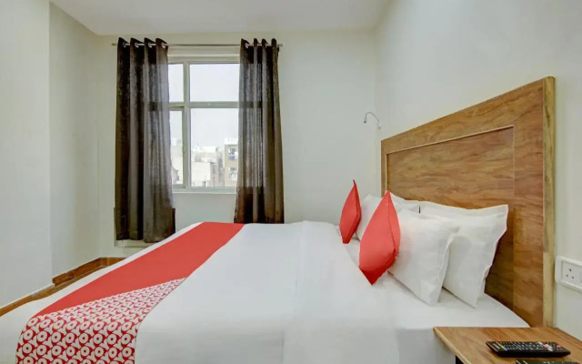 Oyo Flagship 703579 Santosh Residency