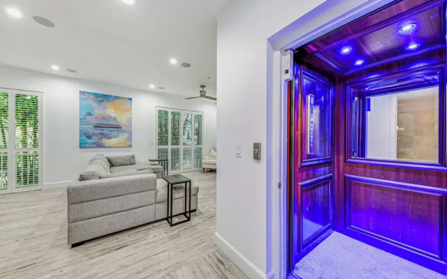Walk to Hollywood Beach: Luxury Family Getaway!