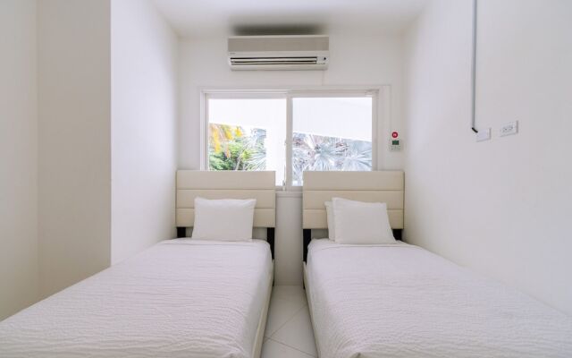 Ocean Front 7-bedroom 7-bath Sunset Views Malmok!