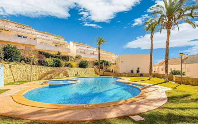 Bungalow House With Communal Pool