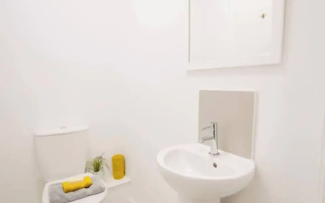 Beautiful 2-bedroom House Close to the Airport