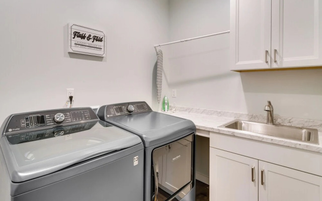 Walk to Downtown: Cozy Lenoir Apartment!