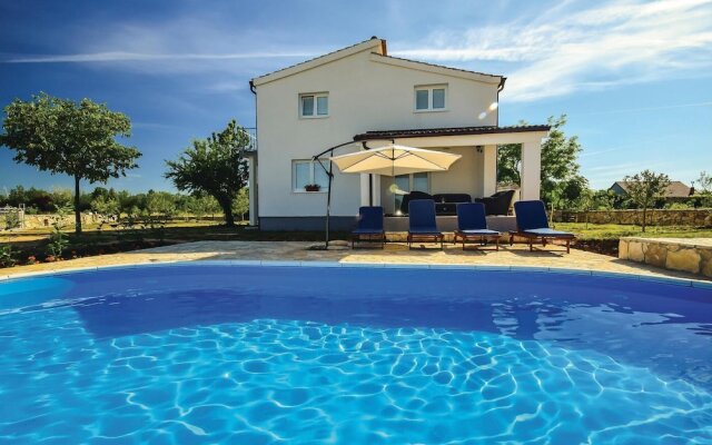 Awesome Home in Drinovci With Wifi and 5 Bedrooms