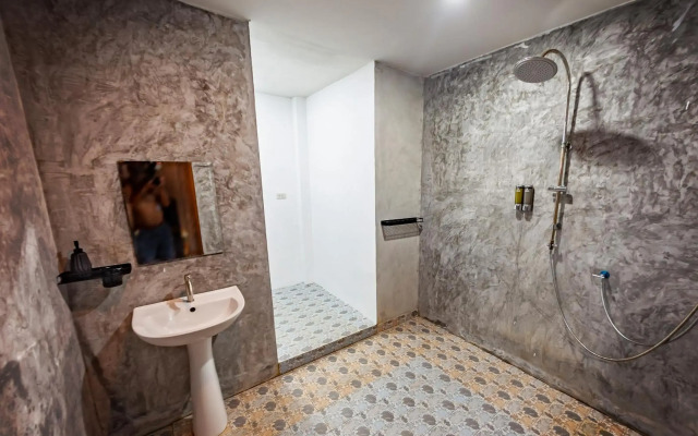 Tonmai Suites