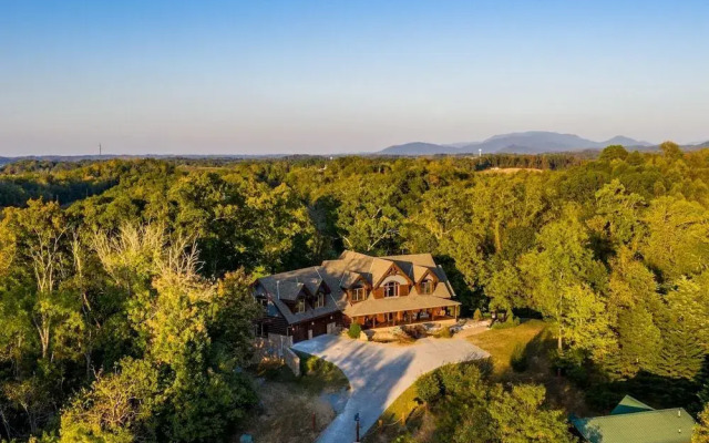Grand Mountain Getaway 8 Bedroom Home by Redawning