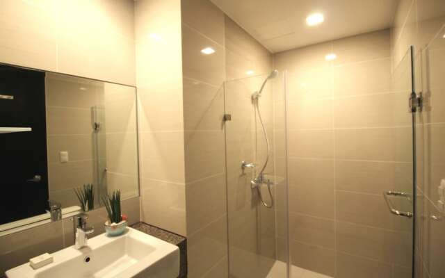 MaxStays - Max Style @ One Eastwood Avenue