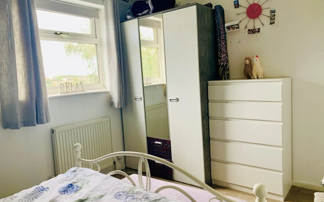 Lovely 2-bed House in Bramley With Field View