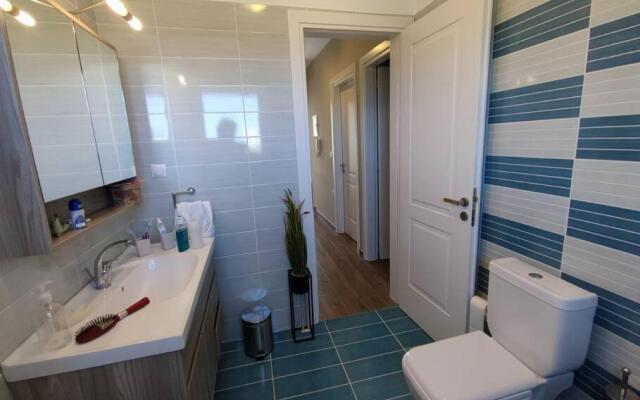 The Bright House a two-storey maisonette in Loutraki