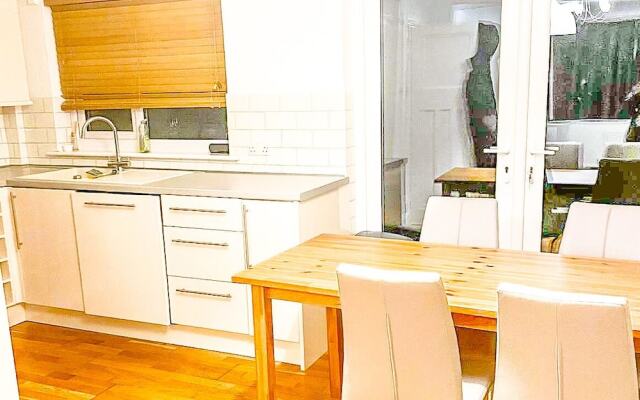 3-bed House in London Garden & Free Parking