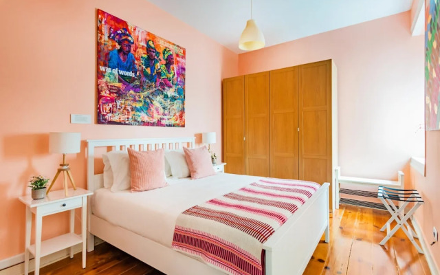 Bright & Beautiful Top Floor Graça Flat