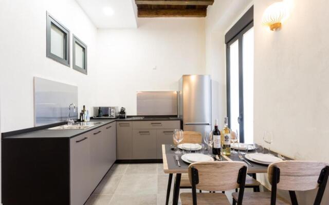 Oak & Sandstone Studio - Space Maison Apartments