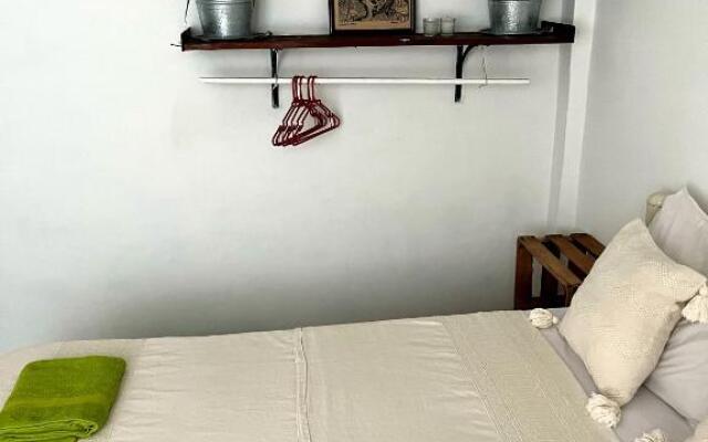 HomeStay Pochutla- Double Bed With Shared Bathroom in Private Home. Excellent Location, Wifi