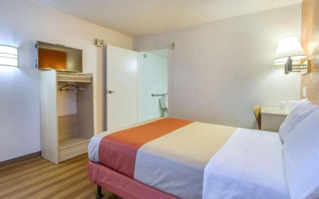 Motel 6 Phoenix - Northern Avenue