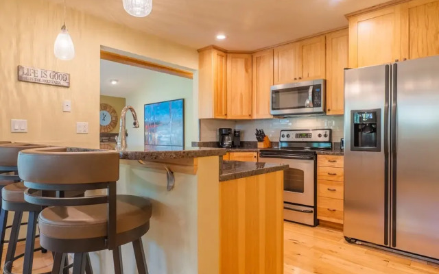 Private Home With A Beautiful Mountain Vista - Woods24 by RedAwning