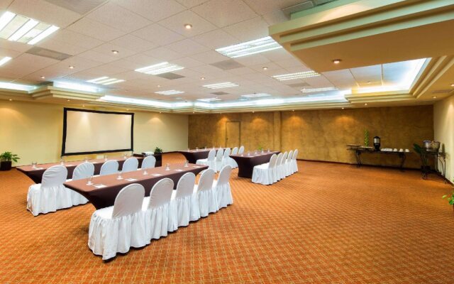 Villa La Estancia Beach Resort & Spa