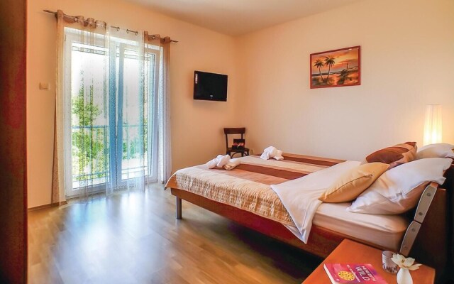 Stunning Home in Bast With 4 Bedrooms, Jacuzzi and Wifi