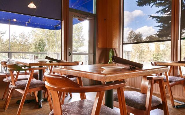 Best Western Plus Rivershore Hotel