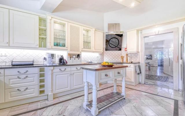 Golfinhos Magnificent Spacious 5 Bedroom Villa