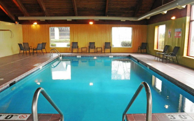 Super 8 by Wyndham Sturtevant/Racine