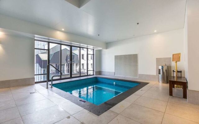 Stylish Central City Apartment With  Pool & Gym