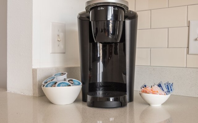 1 BR Apt Near AA Center with Parking by Frontdesk