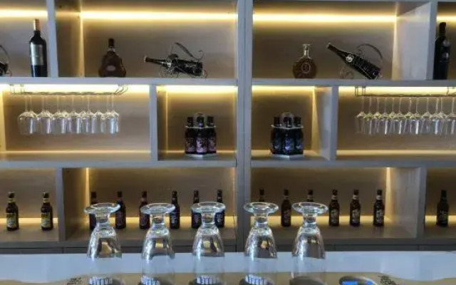 Yihai Hotel (Zhengzhou South China City Longhu Jinyi City Shopping Center Branch)