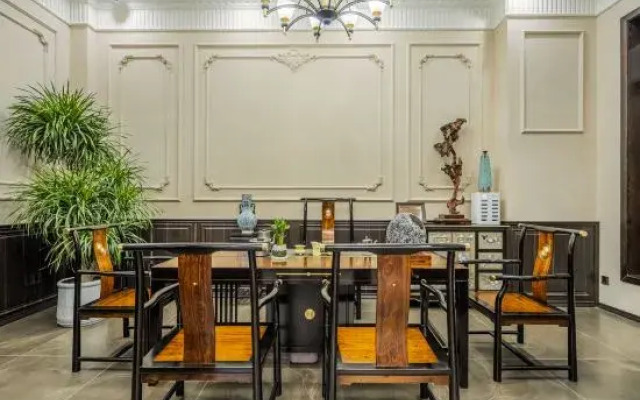 Qihua Luxury Hotel