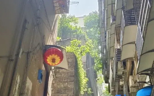 Chongqing Guiyun Liziba Hotel (Liziba Light Rail Station)