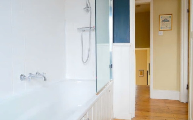 2 Bedroom Apartment With Roof Terrace in Camden
