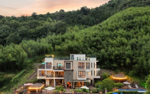 Cloud Mirror Holiday Hostel