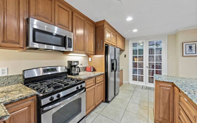 Costa Mesa Bungalows by ELVR