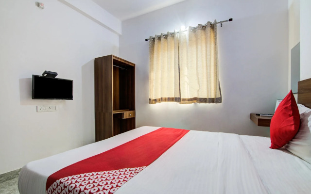 OYO 15695 Varcity Comforts