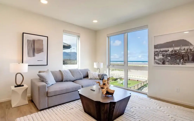 Seaside Vacation Rental: Walk to Beach & Downtown!