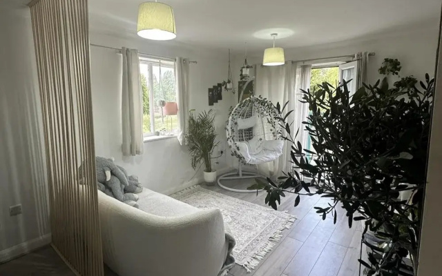 Charming Mi Casa Es Tu Casa 2-bed in Dagenham