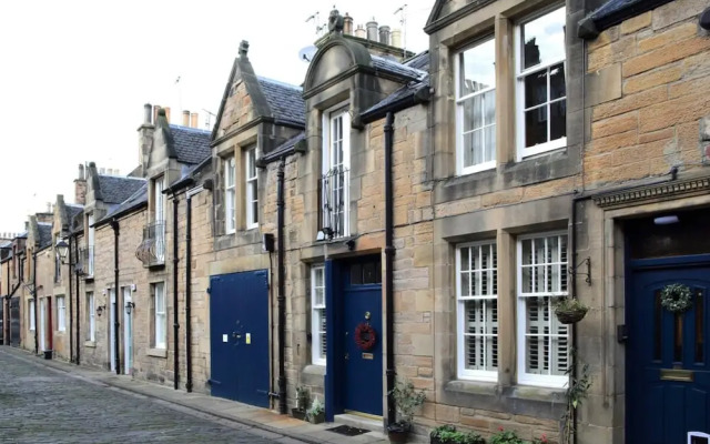 Quiet Ground Floor Mews Flat and Parking