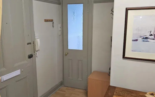 Snug - Macushla Apartment