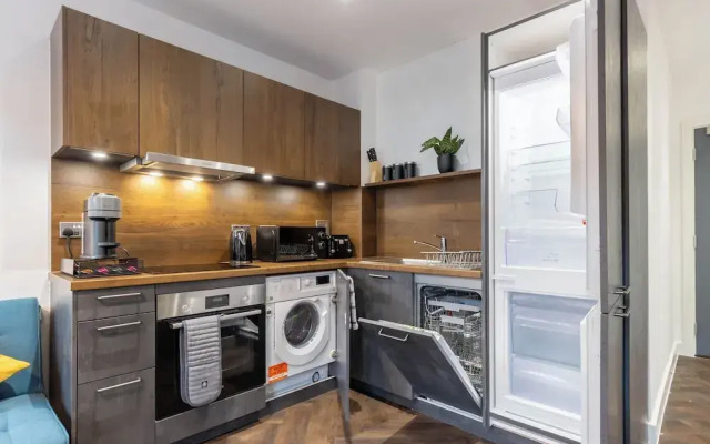 Professionals, City Centre, Parking, Superstore Nearby