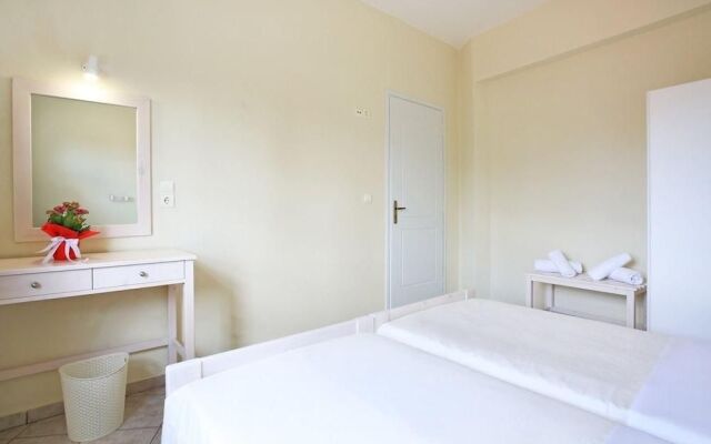Theodosia apt Swim sunbathe beachfront
