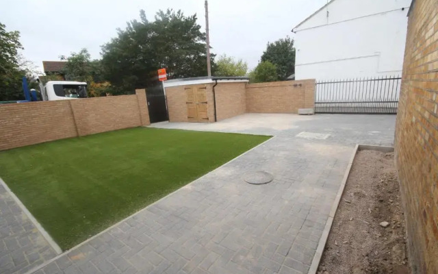 Holden Court Apartment - Apt 1