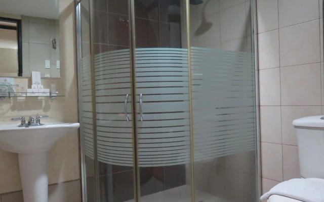 The Pinnacle Hotel and Suites