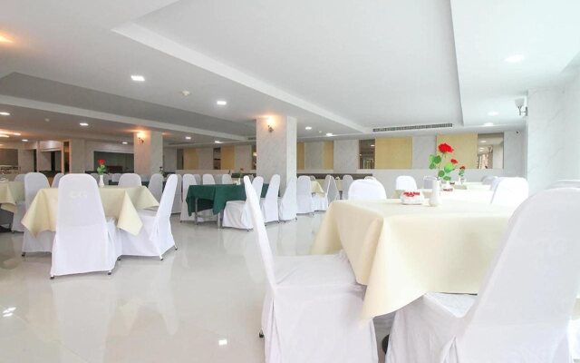 Convenient Grand Hotel (SHA Extra Plus)
