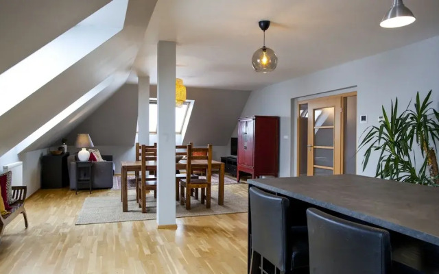 Spacious Treetop Apartment by easyBNB